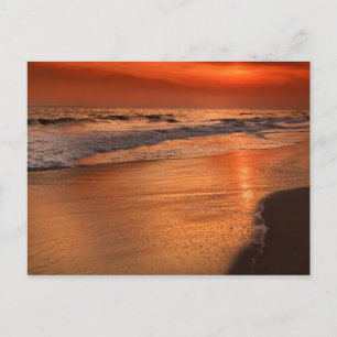 Postal Reflejos del atardecer en las nubes y la costa del
