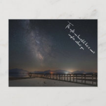 Reflejos del muelle bajo las estrellas