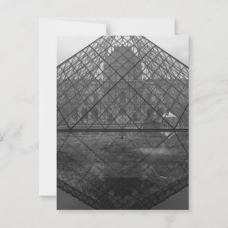 Postal Reflexión de la pirámide del Louvre, París