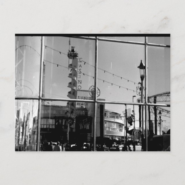 Postal Reflexión de la ventana del castillo de arena B/W (Anverso)