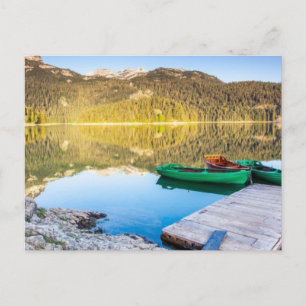 Postal Reflexión en el agua de los lagos y botes de monta