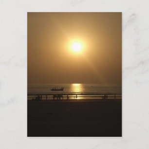 Postal Reflexión sobre la puesta de sol en verano dorado 