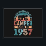 Postal Regalo de cumpleaños 70 para campista nacido en 19<br><div class="desc">Nunca subestimes a un campista nacido en 1957. Regalo ideal de cumpleaños 70 para entusiasta de autocaravanas y camping de 70 años que ama acampar y viajar en su RV. Para hombres,  mujeres,  tu papá en el Día del Padre.</div>