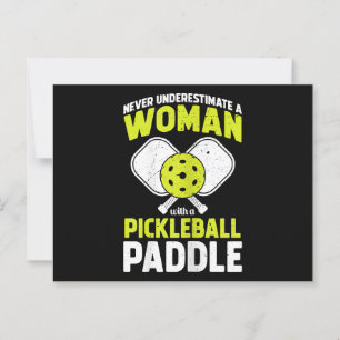 Postal Regalo del jugador de futbol femenino divertido