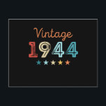 Postal Regalo Retro Cumpleaños 80 Vintage 1944 para 80 añ<br><div class="desc">Este diseño retro de cumpleaños 80 Vintage 1944 es un gran regalo para hombres y mujeres que cumplen 80 años. Regalos de cumpleaños para él y ella. Para una abuela,  abuelo o abuelo increíble,  leyenda de mamá o papá.</div>