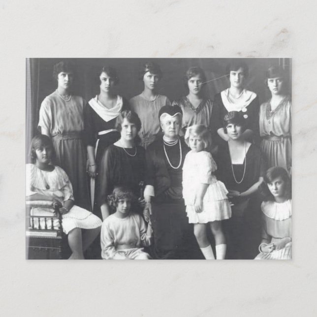 Postal Reina Olga de Grecia con grandes hijas (Anverso)