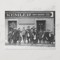 Repartiendo los periódicos del domingo, 1909