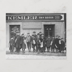 Postal Repartiendo los periódicos del domingo, 1909
