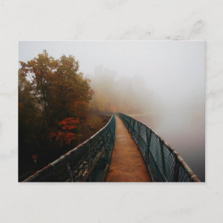 Postal Represa de montaña de las bahías en la niebla