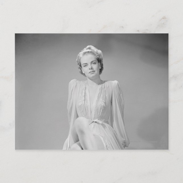 Postal Retrato de estudio de una joven en un pueblo noctu (Anverso)