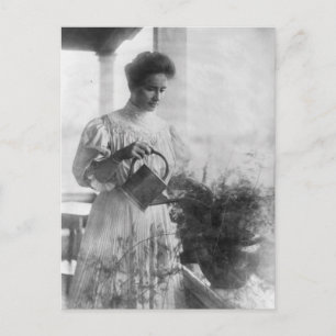 Postal Retrato de Helen Keller Watering Plants