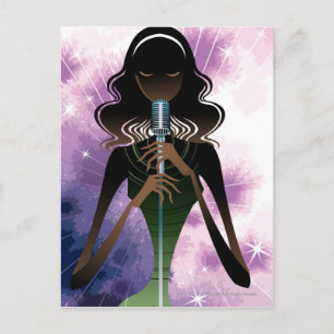 Postal Retrato de la mujer sosteniendo el micrófono