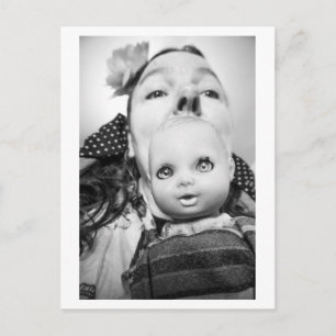 Postal Retrato de muñeca - La susurradora de muñecas