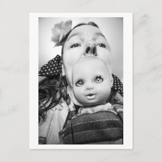 Postal Retrato de muñeca - La susurradora de muñecas (Anverso)