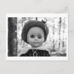 Postal Retrato de muñeca - Muñeca guiñando el ojo