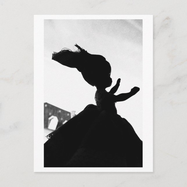 Postal Retrato de muñeca - Muñeca voladora (Anverso)