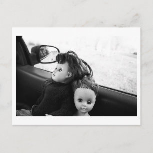 Postal Retrato de muñeca - Muñecas en un coche