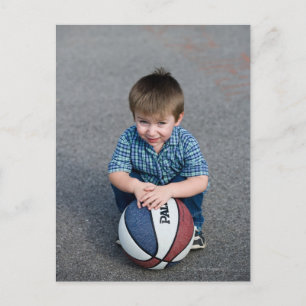 Postal Retrato de niño con baloncesto al aire libre