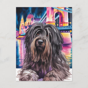 Postal Retrato de perro desgreñado en el paisaje urbano d