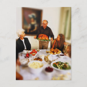 Postal retrato de un anciano sosteniendo un asado