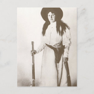 Postal Retrato fotográfico de una niña portando un rifle,