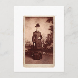 Postal Retrato vintage de la dama de Gorra y vestido del 