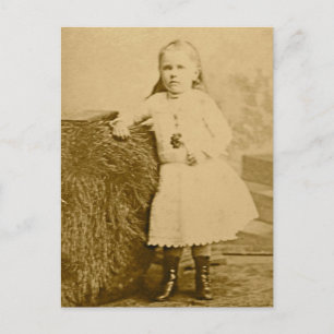 Postal Retratos infantiles vintage - Chica en botes de lu