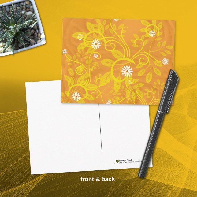 Postal Retro Daisy y filigrana amarilla sobre naranja (Retro floral postcard front and blank back with room for a handwritten note. )