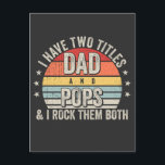 Postal Retro tengo dos títulos papá y pops<br><div class="desc">Retro tengo dos títulos papá y pops y los balanceo a ambos Diseño divertido de camiseta Regalo Colección clásica de tarjetas postales estándar.</div>