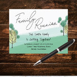 Postal Reunión de árbol familiar<br><div class="desc">Es hora de alertar al clan de que se va a una reunión familiar. Invite a toda su familia a un picnic en el parque,  a una barbacoa en el patio trasero o a divertirse al sol en la playa. Tipografía moderna con árboles familiares y colinas.</div>