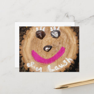 Postal Ríe Cara de árbol con conchas de almejas