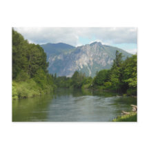 Río a los pies del monte Si