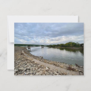 Postal Río y puente en un día nublado