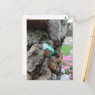 Postal Roca del corazón pintada escondida en una pared ro