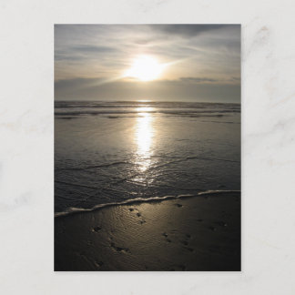 Postal Rocas de playa y puesta de sol