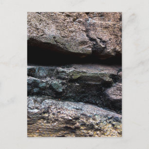 Postal Rocas musgosas en capas en primer plano – Athens G