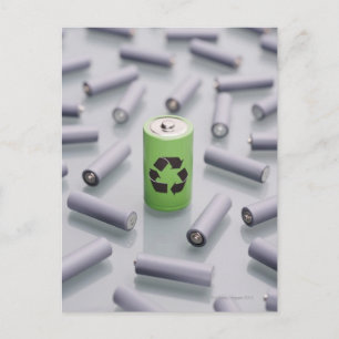 Postal Rodeado de baterías grises más pequeñas.