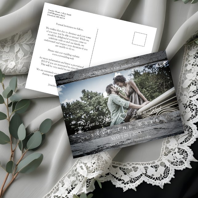 Postal Romántica foto de madera rústica Boda de parejas i (Rustic Wood Romantic Photo Engaged Couple Wedding Save the Date Card.)