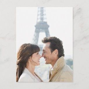 Postal Romántica pareja con la Torre Eiffel