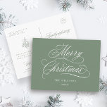 Postal Romántico guión navideño verde sabio sedoso<br><div class="desc">Esta sencilla postal de Navidades cuenta con elegantes y románticas letras de caligrafía rápida con un ramo de bayas en invierno y texto personalizado en la parte posterior. Para una personalización más avanzada de este diseño,  haga clic en el BOTÓN HERRAMIENTA DE DISEÑO AZUL de arriba.</div>