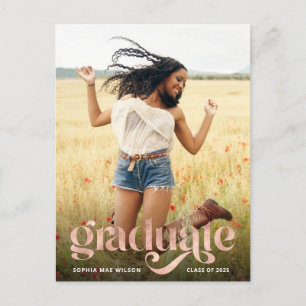 Postal Rosa de tipografía de moda Graduado de fotografía