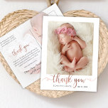 Postal Rose Gold Script Moderno Baby Photo<br><div class="desc">Moderna y simple caligrafía elegante Rose Gold Script Foto Recién Nacida Bebé Gracias Postcard. Presenta un hermoso texto de "gracias" en un guión cursivo de tipo cilígrafía manuscrita de tipo cruz en Relieve metalizado de oro falso rosa (o Relieve metalizado rosa rubor). En el reverso del mensaje personal prefabricado y...</div>