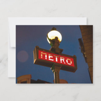 Postal Rótulo clásico del Metro Rojo con lámpara de calle