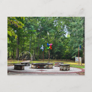 Postal Ruedas de colores y asientos en círculo de piedra