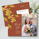Postal Rústica Foliage Fall Wedding Foto Gracias<br><div class="desc">Boda De Foliage Rústico Marrón Dorado Amarillo Otoño. Gracias Postcard. Exprese lo agradecidos que están con sus amigos y familiares que hicieron de su boda un especial extra con esta hermosa tarjeta de agradecimiento de boda. Todos los textos están preorganizados para que puedas personalizarlos fácil y rápidamente con tus propias...</div>