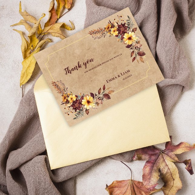Postal Rústico Boda floral amarillo borgoña gracias (Rustic Yellow Burgundy Floral Wedding Thank You Postcard)