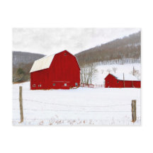 Rústicos establos de madera roja en una nevada gra