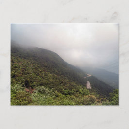 Postal Ruta solitaria en Montañas Misty, Vietnam