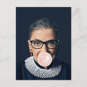 Postal Ruth Bader Ginsburg soplando chicle rosa