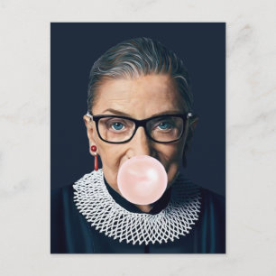 Postal Ruth Bader Ginsburg soplando chicle rosa